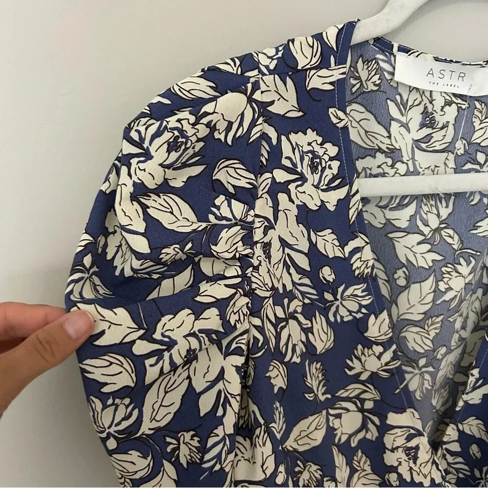 ASTR the Label Periwinkle Floral Puff Sleeve Wrap Blouse Size Medium